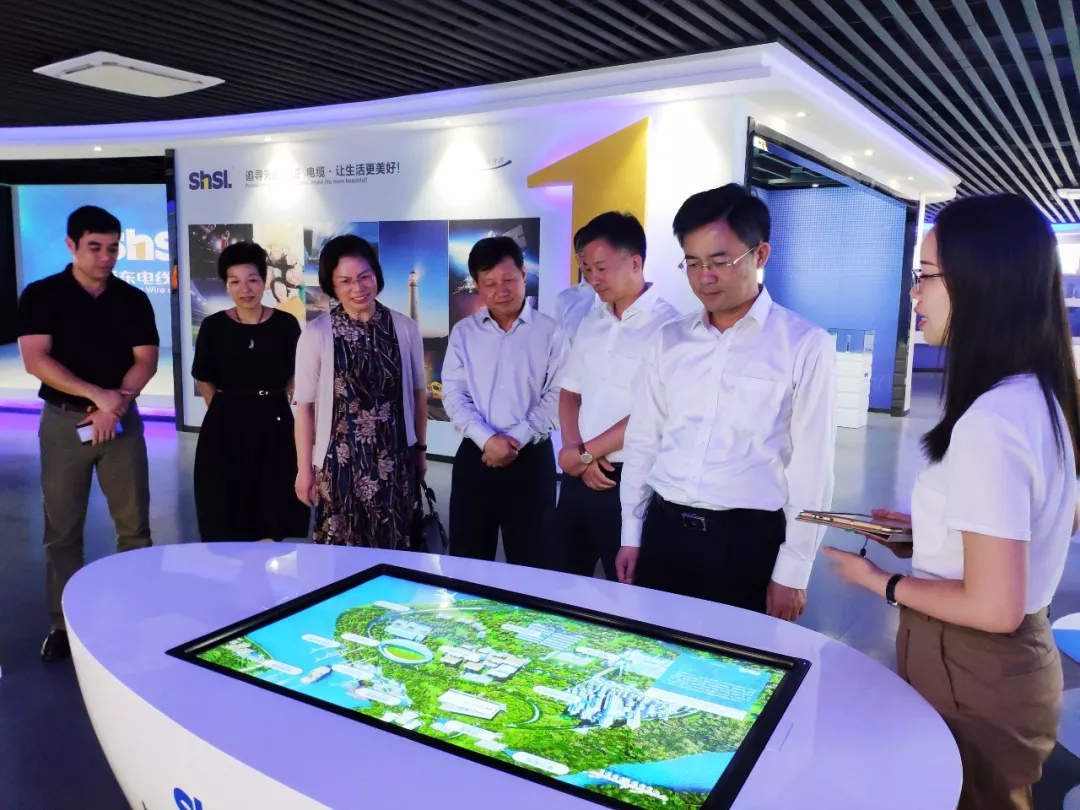 1570502428525599.jpg 區(qū)政協(xié)主席陳勇章一行蒞臨上海浦東電線電纜集團(tuán)3.jpg